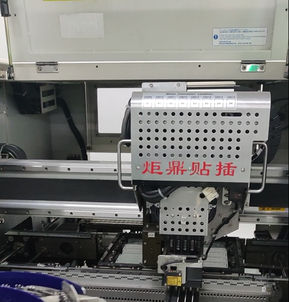 炬鼎全自動異形插件機(jī)可以識別電腦主板各種尺寸和異形元件